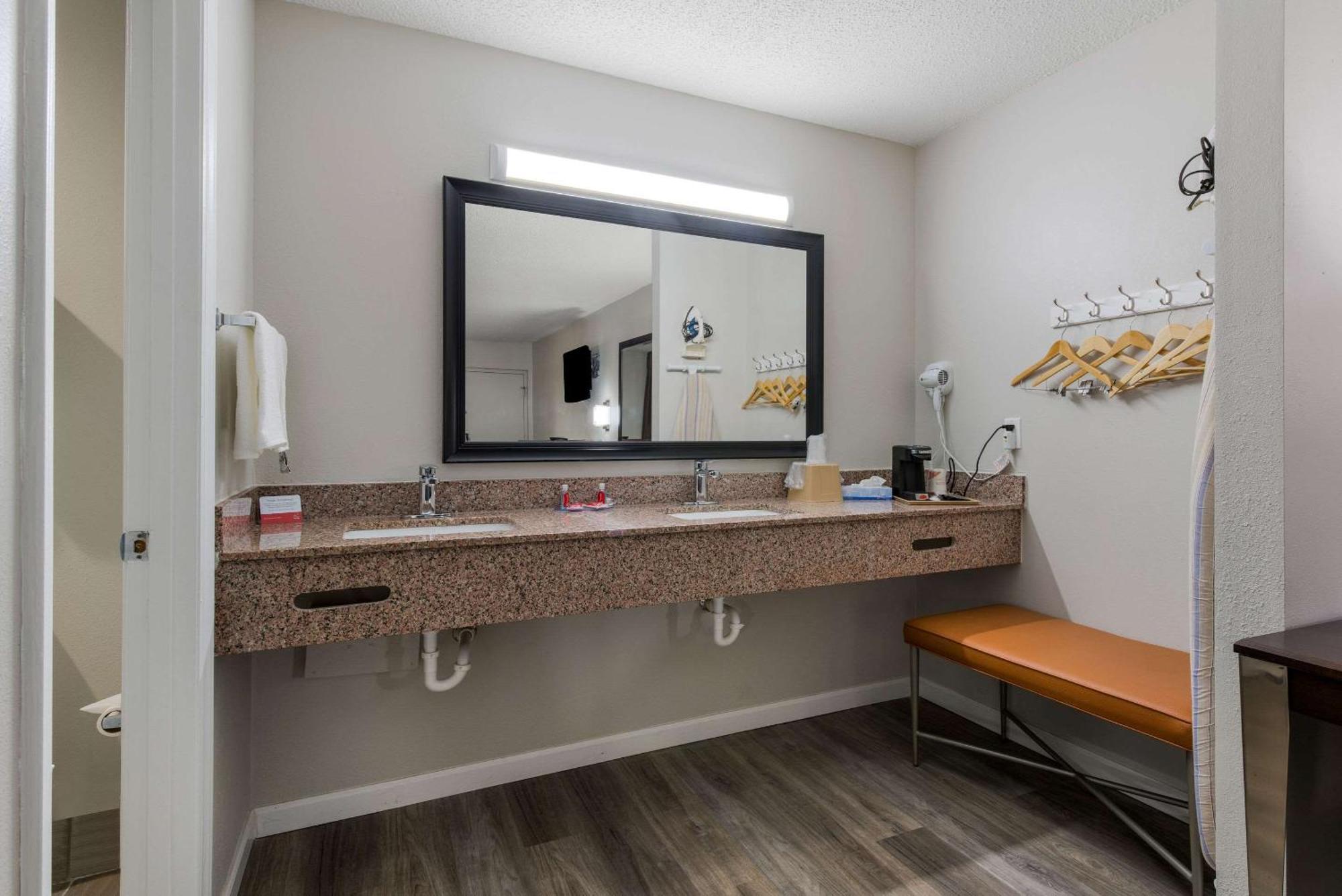 Econo Lodge Cheraw Market Street Экстерьер фото